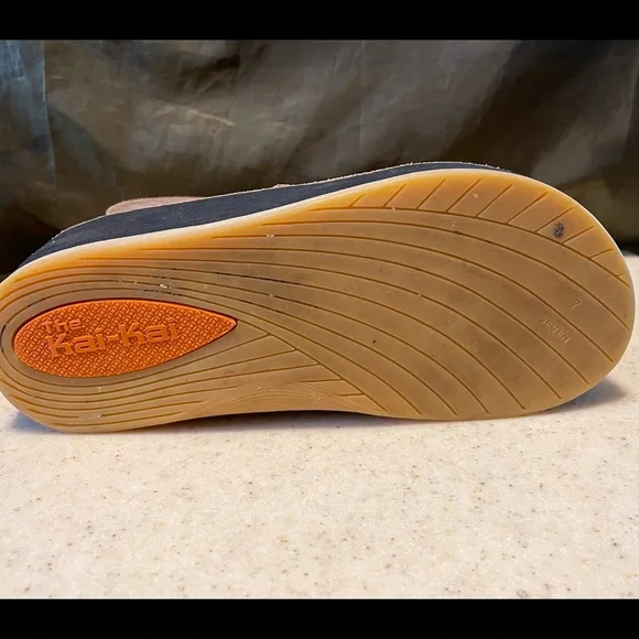 The Kai-Kai Thong Wedge Sandals Brown Suede Missing Few Metal Studs Women 7 USED - Picture 9 of 11